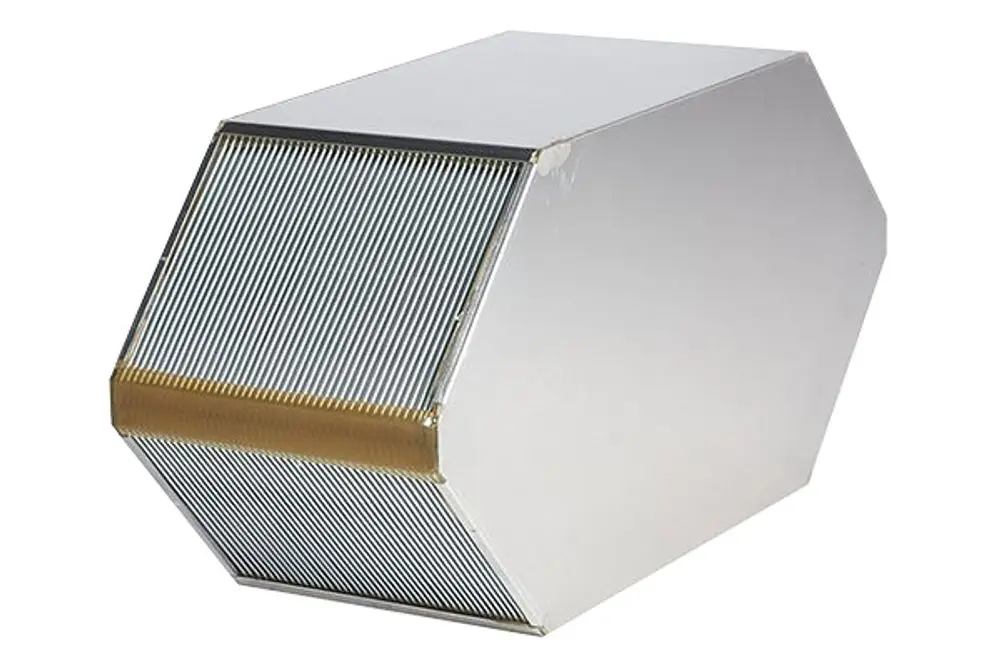 Wärmetauscher mit einer strukturierten Oberfläche, hergestellt von Fränkische, in einer hexagonalen Form und silberner Farbe.